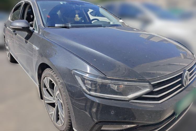 Used Volkswagen Magotan 2021 330TSI DSG 30th Anniversary Edition Front Right 45 Deg