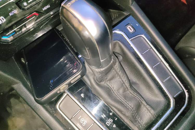 Used Volkswagen Magotan 2021 330TSI DSG 30th Anniversary Edition Gear Lever