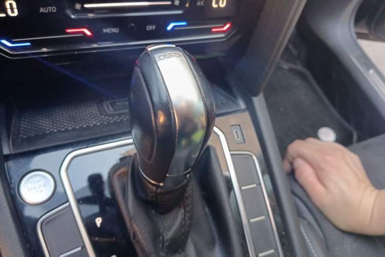 Used Volkswagen Magotan 2021 330TSI DSG 30th Anniversary Edition Gear Lever