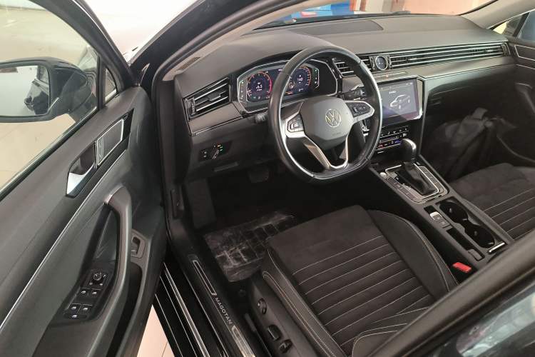 Used Volkswagen Magotan 2021 330TSI DSG 30th Anniversary Edition Interior 3