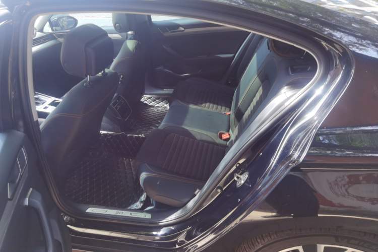 Used Volkswagen Magotan 2021 330TSI DSG 30th Anniversary Edition Left Rear Seat
