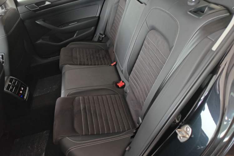 Used Volkswagen Magotan 2021 330TSI DSG 30th Anniversary Edition Left Rear Seat