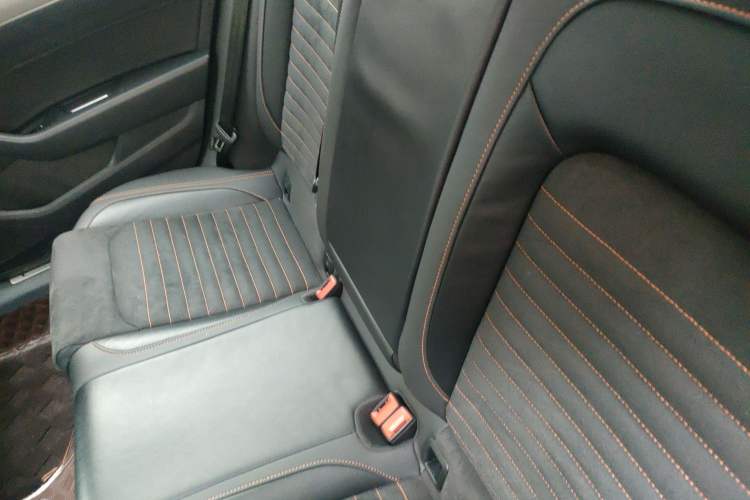 Used Volkswagen Magotan 2021 330TSI DSG 30th Anniversary Edition Left Rear Seat