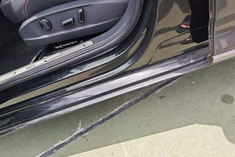Used Volkswagen Magotan 2021 330TSI DSG 30th Anniversary Edition Left Side Sill