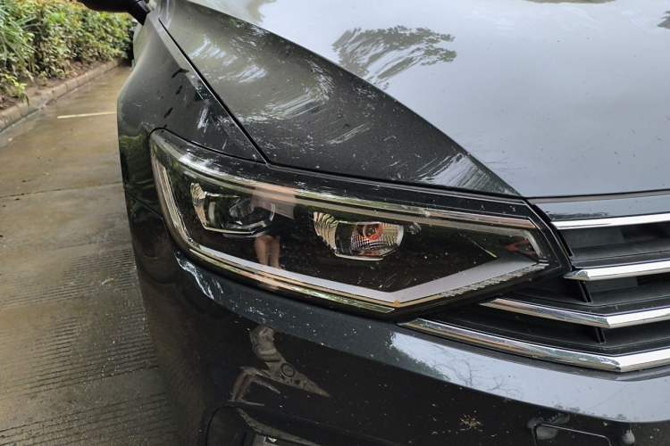 Used Volkswagen Magotan 2021 330TSI DSG 30th Anniversary Edition Right Front Headlight