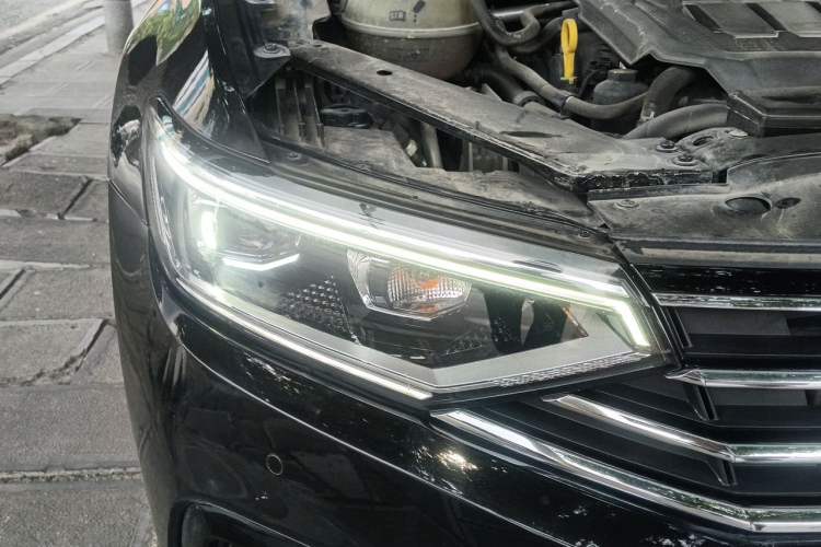 Used Volkswagen Magotan 2021 330TSI DSG 30th Anniversary Edition Right Front Headlight