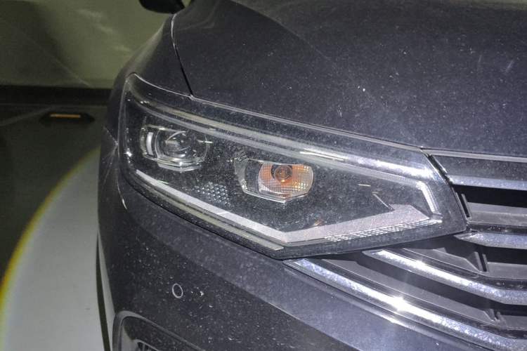 Used Volkswagen Magotan 2021 330TSI DSG 30th Anniversary Edition Right Front Headlight