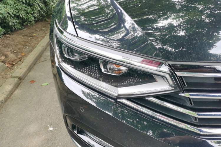 Used Volkswagen Magotan 2021 330TSI DSG 30th Anniversary Edition Right Front Headlight