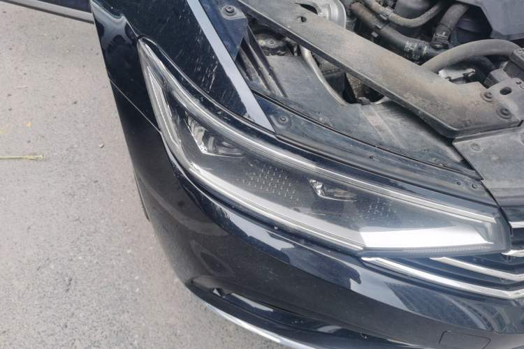 Used Volkswagen Magotan 2021 330TSI DSG 30th Anniversary Edition Right Front Headlight