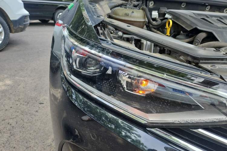 Used Volkswagen Magotan 2021 330TSI DSG 30th Anniversary Edition Right Front Headlight