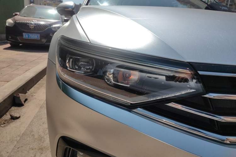 Used Volkswagen Magotan 2021 330TSI DSG 30th Anniversary Edition Right Front Headlight