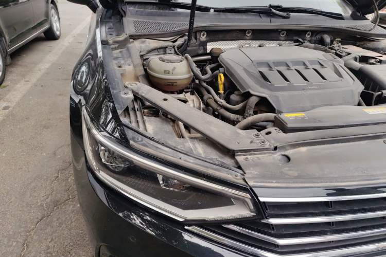 Used Volkswagen Magotan 2021 330TSI DSG 30th Anniversary Edition Right Front Headlight