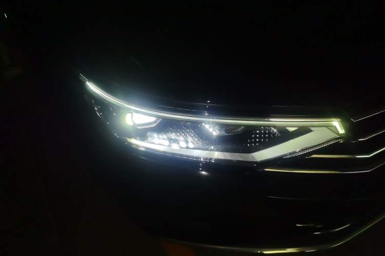 Used Volkswagen Magotan 2021 330TSI DSG 30th Anniversary Edition Right Front Headlight