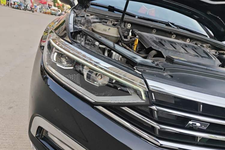 Used Volkswagen Magotan 2021 330TSI DSG 30th Anniversary Edition Right Front Headlight