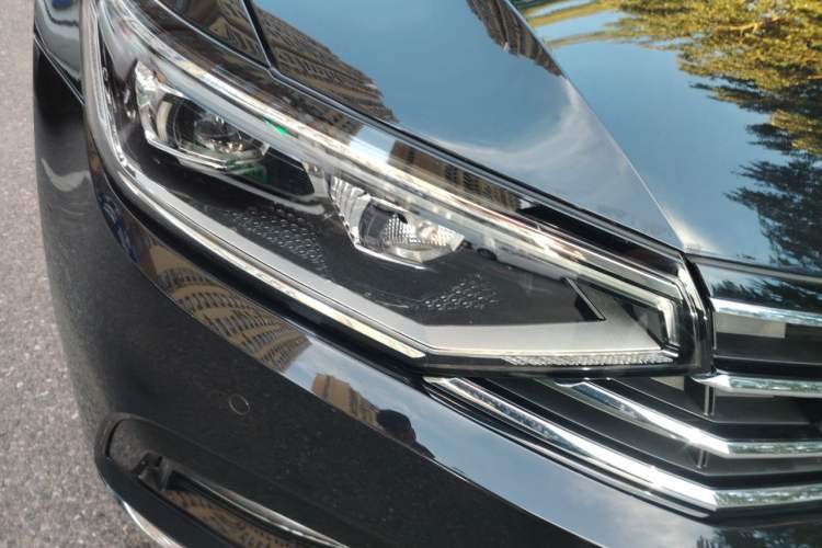 Used Volkswagen Magotan 2021 330TSI DSG 30th Anniversary Edition Right Front Headlight