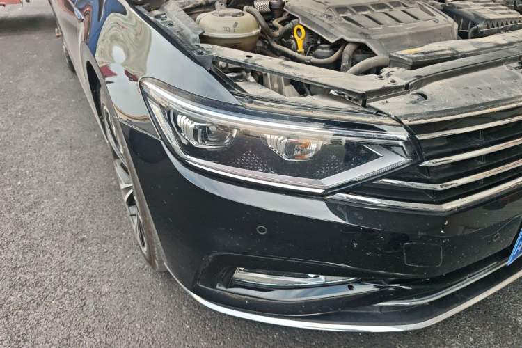 Used Volkswagen Magotan 2021 330TSI DSG 30th Anniversary Edition Right Front Headlight