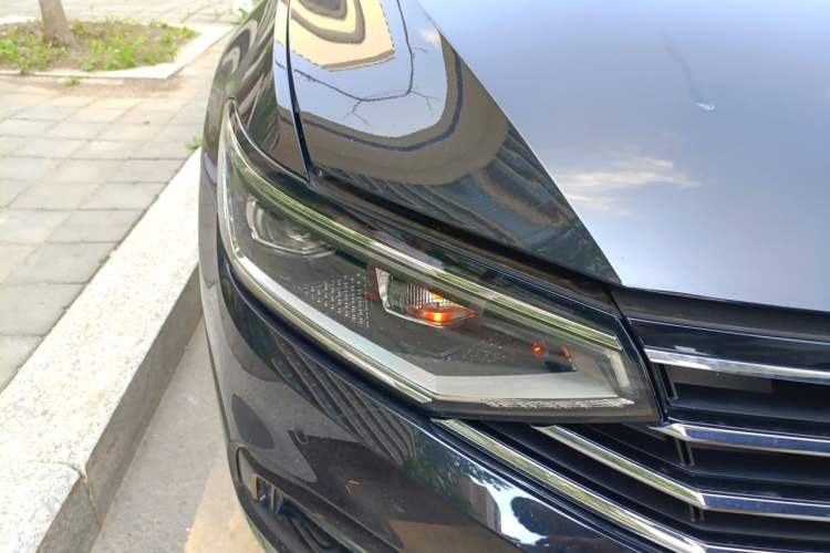 Used Volkswagen Magotan 2021 330TSI DSG 30th Anniversary Edition Right Front Headlight