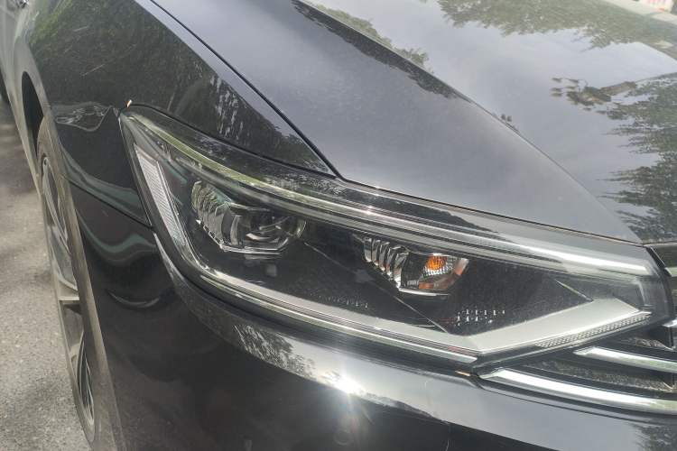 Used Volkswagen Magotan 2021 330TSI DSG 30th Anniversary Edition Right Front Headlight