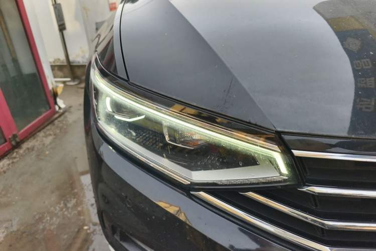 Used Volkswagen Magotan 2021 330TSI DSG 30th Anniversary Edition Right Front Headlight
