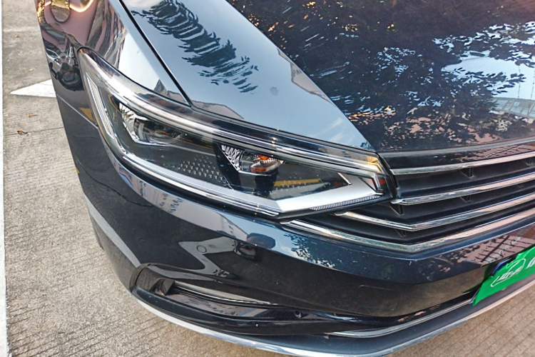 Used Volkswagen Magotan 2021 330TSI DSG 30th Anniversary Edition Right Front Headlight