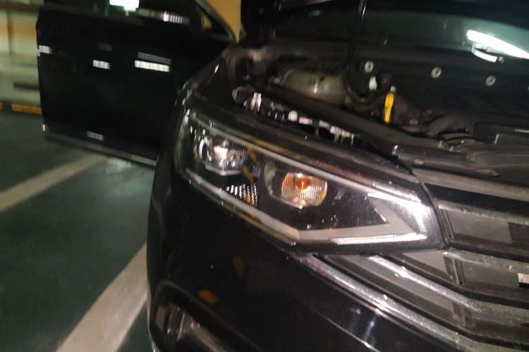 Used Volkswagen Magotan 2021 330TSI DSG 30th Anniversary Edition Right Front Headlight