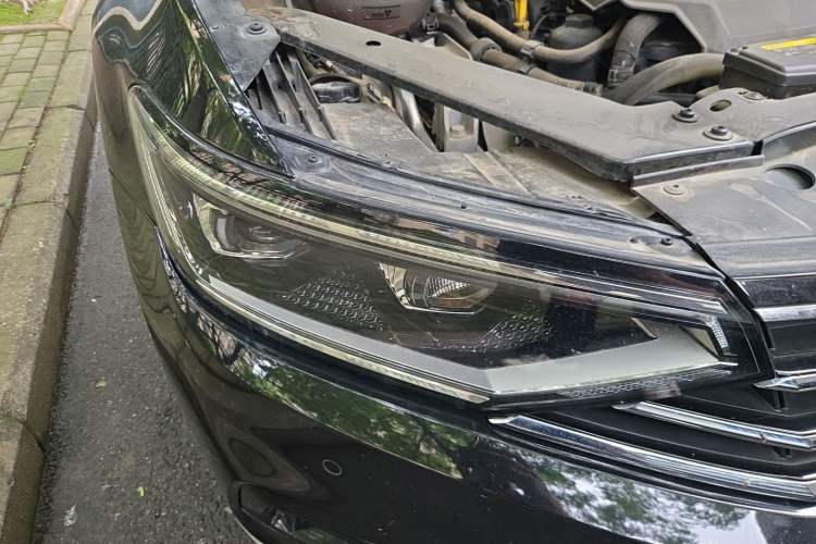 Used Volkswagen Magotan 2021 330TSI DSG 30th Anniversary Edition Right Front Headlight