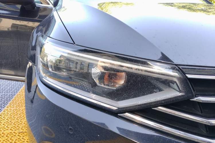 Used Volkswagen Magotan 2021 330TSI DSG 30th Anniversary Edition Right Front Headlight