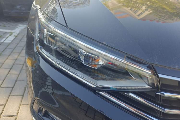 Used Volkswagen Magotan 2021 330TSI DSG 30th Anniversary Edition Right Front Headlight