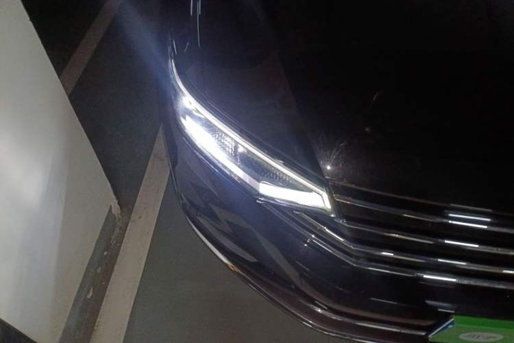 Used Volkswagen Magotan 2021 330TSI DSG 30th Anniversary Edition Right Front Headlight