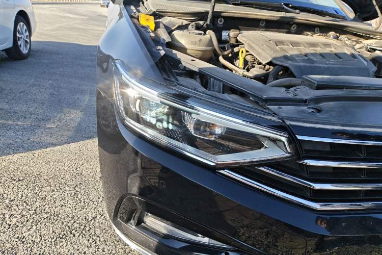 Used Volkswagen Magotan 2021 330TSI DSG 30th Anniversary Edition Right Front Headlight