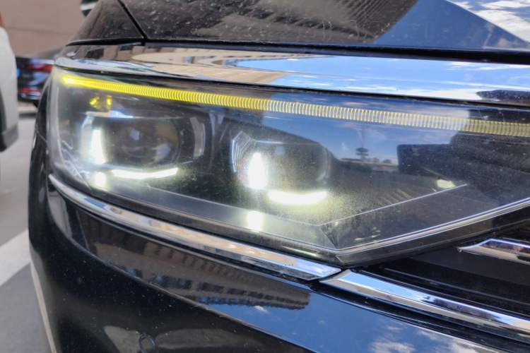 Used Volkswagen Magotan 2021 330TSI DSG 30th Anniversary Edition Right Front Headlight