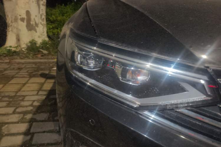 Used Volkswagen Magotan 2021 330TSI DSG 30th Anniversary Edition Right Front Headlight