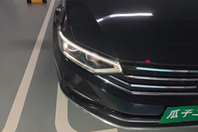 Used Volkswagen Magotan 2021 330TSI DSG 30th Anniversary Edition Right Front Headlight