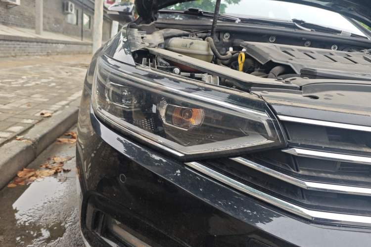 Used Volkswagen Magotan 2021 330TSI DSG 30th Anniversary Edition Right Front Headlight