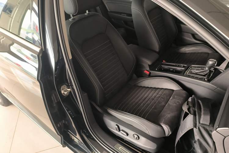 Used Volkswagen Magotan 2021 330TSI DSG 30th Anniversary Edition Right Front Seat