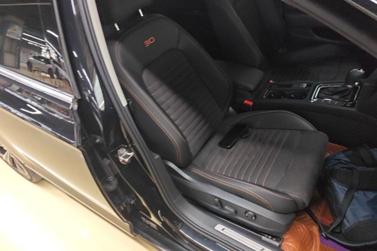 Used Volkswagen Magotan 2021 330TSI DSG 30th Anniversary Edition Right Front Seat