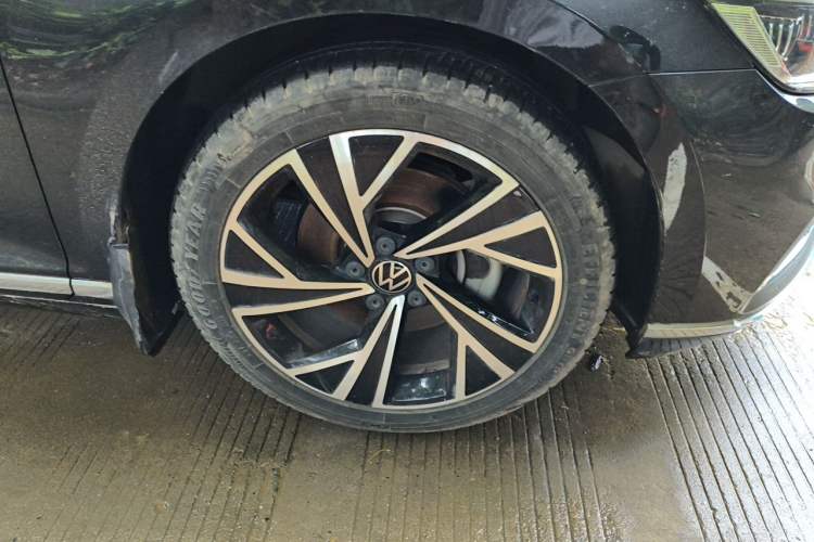 Used Volkswagen Magotan 2021 330TSI DSG 30th Anniversary Edition Right Front Wheel Hub