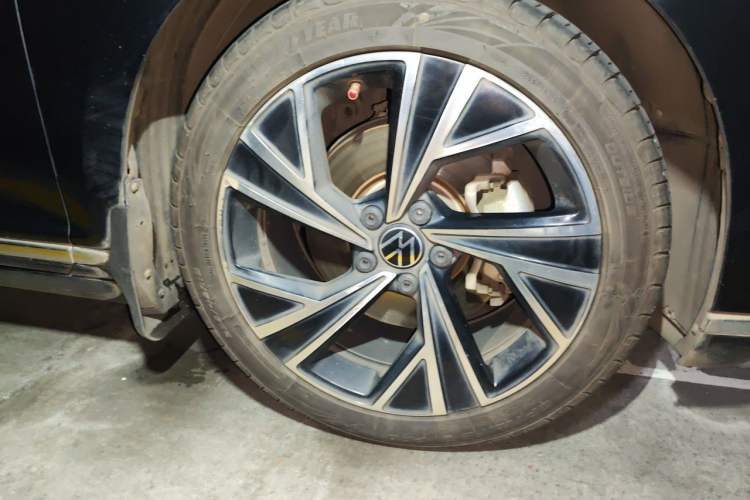 Used Volkswagen Magotan 2021 330TSI DSG 30th Anniversary Edition Right Front Wheel Hub