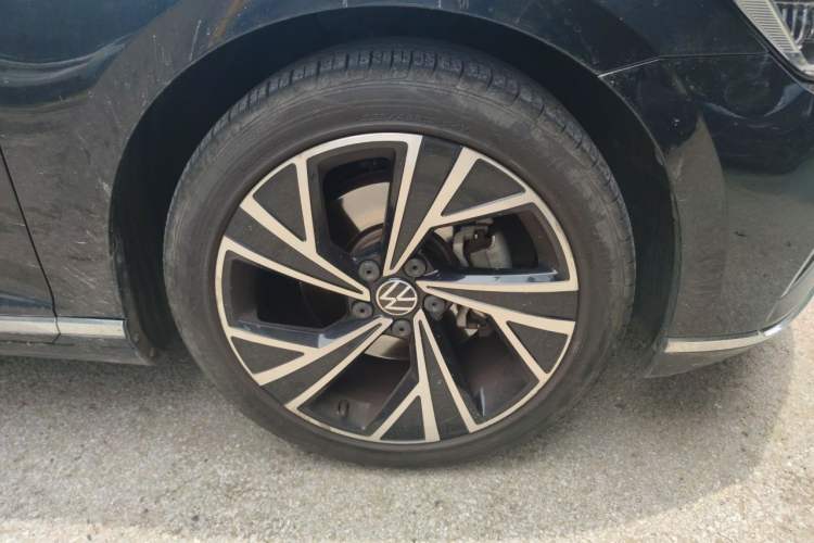 Used Volkswagen Magotan 2021 330TSI DSG 30th Anniversary Edition Right Front Wheel Hub