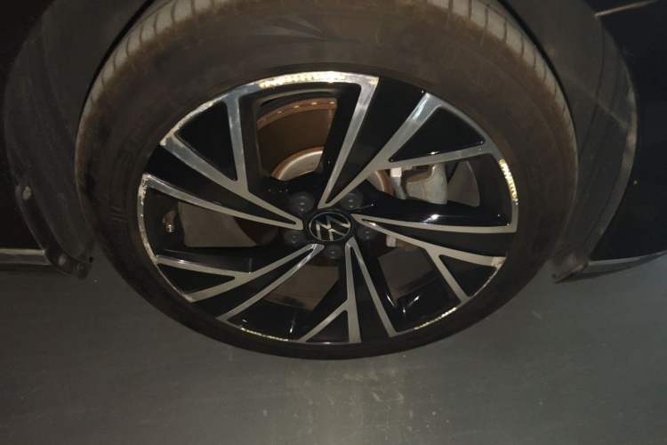 Used Volkswagen Magotan 2021 330TSI DSG 30th Anniversary Edition Right Front Wheel Hub