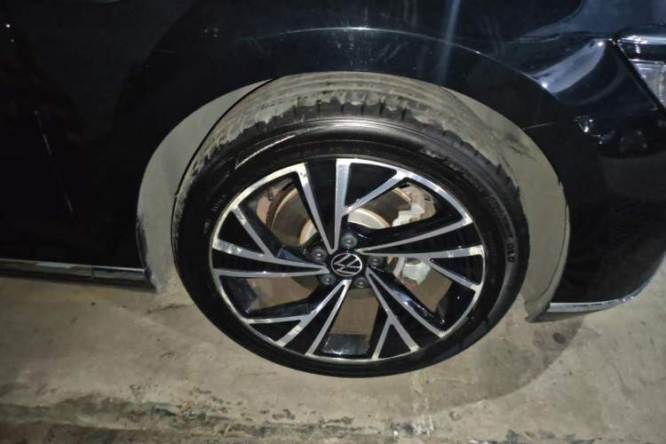 Used Volkswagen Magotan 2021 330TSI DSG 30th Anniversary Edition Right Front Wheel Hub