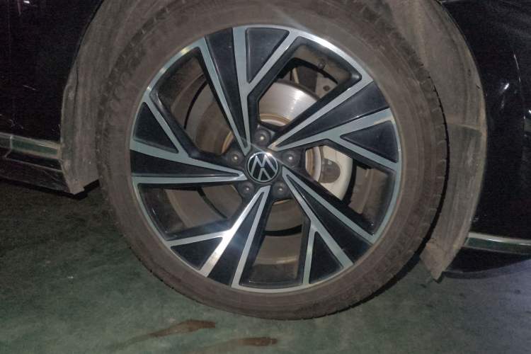 Used Volkswagen Magotan 2021 330TSI DSG 30th Anniversary Edition Right Front Wheel Hub
