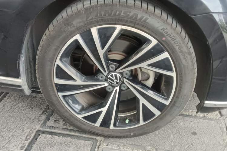 Used Volkswagen Magotan 2021 330TSI DSG 30th Anniversary Edition Right Front Wheel Hub