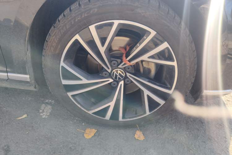 Used Volkswagen Magotan 2021 330TSI DSG 30th Anniversary Edition Right Front Wheel Hub
