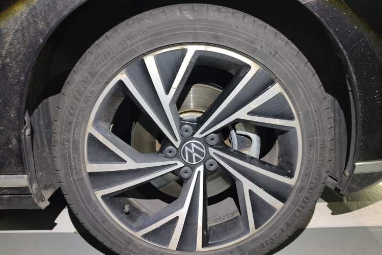 Used Volkswagen Magotan 2021 330TSI DSG 30th Anniversary Edition Right Front Wheel Hub