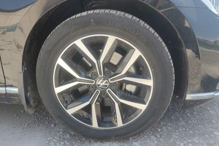 Used Volkswagen Magotan 2021 330TSI DSG 30th Anniversary Edition Right Front Wheel Hub