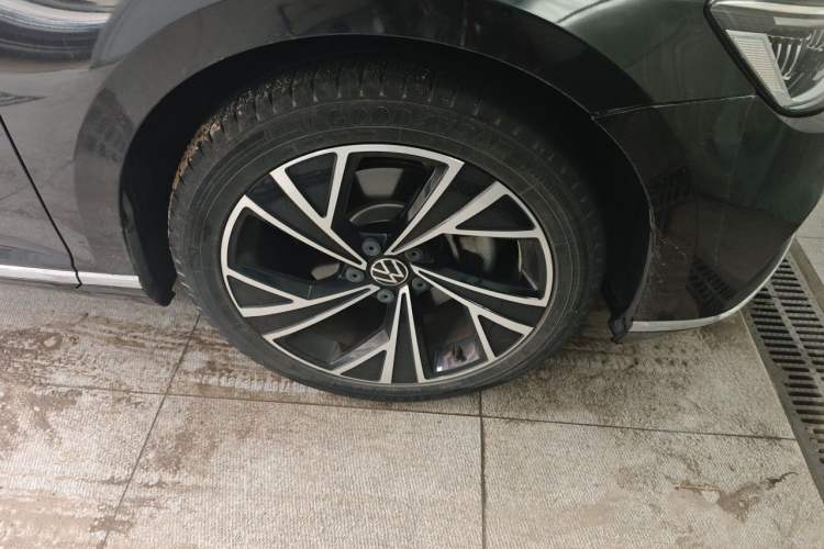 Used Volkswagen Magotan 2021 330TSI DSG 30th Anniversary Edition Right Front Wheel Hub