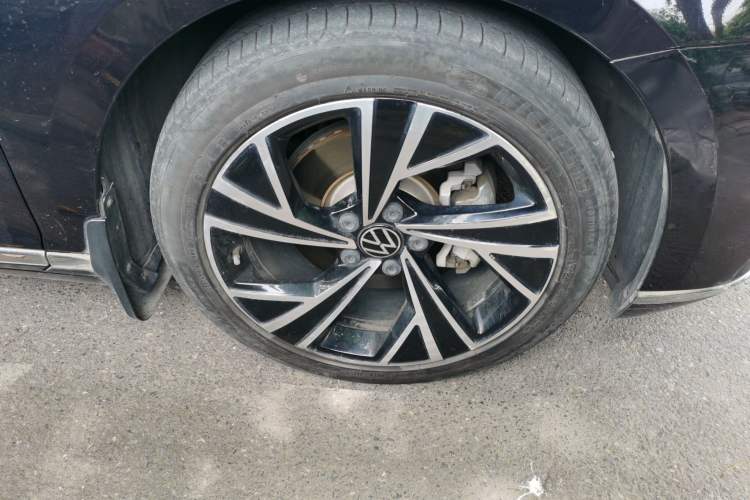 Used Volkswagen Magotan 2021 330TSI DSG 30th Anniversary Edition Right Front Wheel Hub