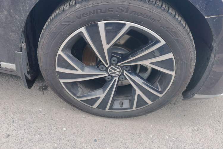 Used Volkswagen Magotan 2021 330TSI DSG 30th Anniversary Edition Right Front Wheel Hub
