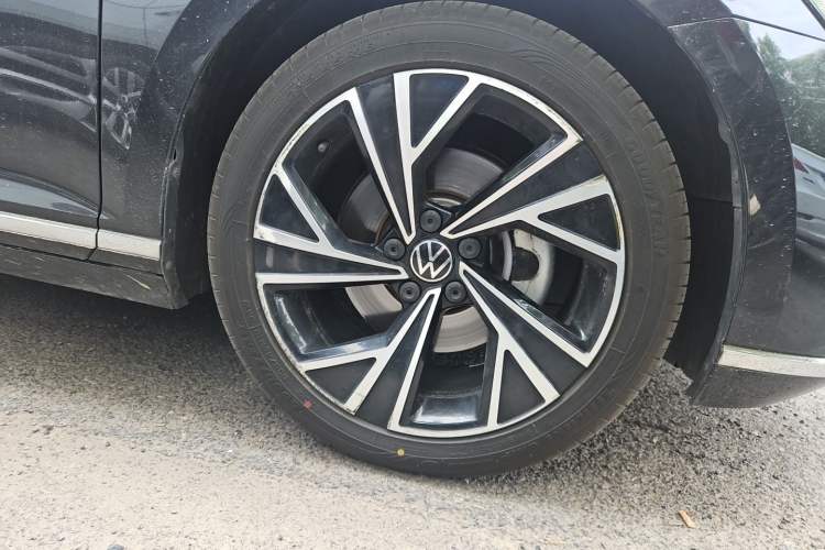Used Volkswagen Magotan 2021 330TSI DSG 30th Anniversary Edition Right Front Wheel Hub